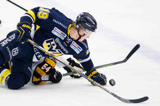 s Erik Andersson och Skellefteås Anton Lindholm i kamp om