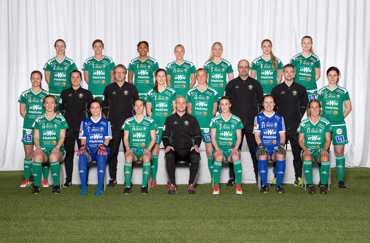 Lagbild för Mallbacken den 22 mars 2016 i Karlstad. Bakre ledet fr. v. Eilish McSorley, Anna Green, Madelen Janogy, Tameka Butt, Clara Alm, Emelie Andersson, Hedvig Pettersson.  Mittenledet fr. v. Elin Nyman, Helena Frykestam (Ass Tränare), Mikael Eriksson (Lagledare), Sarah Bergman, Julia Karlernäs, Lars Olsson(Lagledare), Viktor Sundström (Fystränare), Zoe Ness. Sittande fr. v. Sandra Andersson, Lee Alexander, Frida Broström, David Uvenclir (Tränare), Therese Stolpe, Emma Johansson, Kirsty Yallop.
