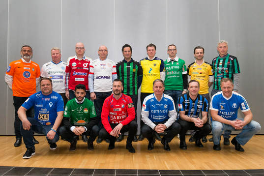  Özcan Melkemichel, Athletic, Peter Johansson, Värnamo, Patrik Werner, Degerfors, Tor-Arne Fredheim, Assyriska, Benjamin Westman, GAIS, Christian Järdler, Ängelholm och Jörgen Wålemark, Varberg. Nedre raden från vänster: Roar Hansen, Åtvidaberg, Poya Asbaghi, Dalkurd, Marcus Lantz, Örgryte, Jan Jönsson, Halmstad, Kim Bergstrand, Sirius och Patrick Winqvist, Trelleborg. Syrianskas tränare Bosko Orovic saknas på bilden.
