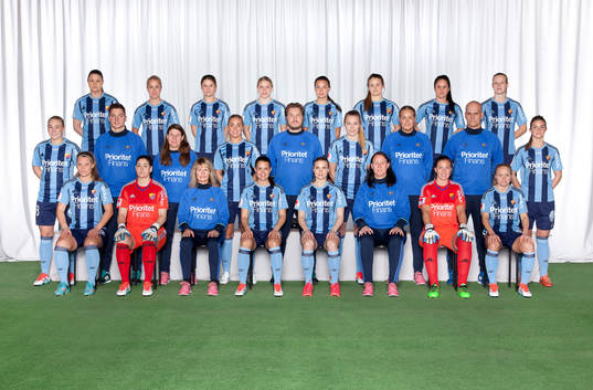 Lagbild för Djurgården den 23 mars 2016 i Stockholm. Bakre ledet fr. v. Kim Sundlöv, Annika Kukkonen, Hanna Lundqvist, Sofia Nilsson, Johanna Rytting Kaneryd, Elin Borg, Sandra Lindkvist, Sheila van den Bulck. Mittenledet fr. v. Therese Persson, Vladimir Markovic (mv-tränare), Anna von Eckermann (lagledare), Petronella Ekroth, Mikael Söderman (ass. tränare), Johanna Wikström, Sandra Lindroos (sjukgymnast), Peter Reiman (mv-tränare), Lisa Moazzeni. Sittande fr. v. Madeleine Stegius, Susanne Nilsson, Yvonne Ekroth (huvudtränare), Emilia Appelqvist, Alexandra Höglund, Annelie Norén (ass. tränare), Gudbjörg Gunnarsdottir, Mia Jalkerud.