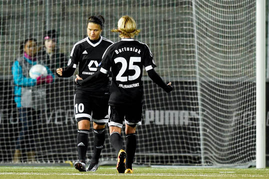 Frankfurts Dzsenifer Marozsán och Sophie Schmidt jublar efter 0-1 på straff av Marozsán