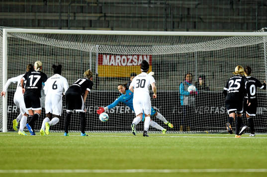 Frankfurts Dzsenifer Marozsán gör 1-0 på straff bakom Rosengårds målvakt Sofia Lundgren