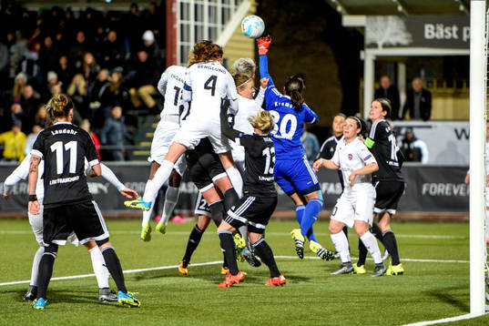 Rosengårds Emma Berglund har en mycket farlig chans i slutminuterna