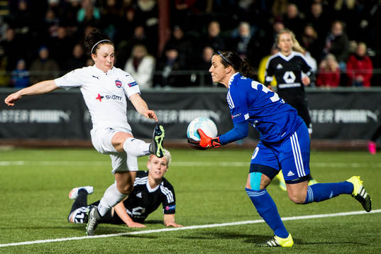 Rosengårds Ella Masar och Frankfurts målvakt Anne-Kathrine Kremer
