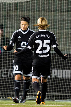 Frankfurts Dzsenifer Marozsán jublar mot Saskia Bartusiak efter 0-1 på straff