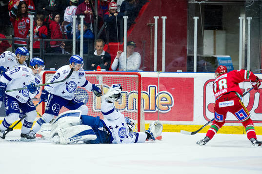 Modos Axel Ottosson skjuter mot Leksands målvakt Henrik