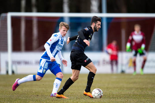 Randers Mikael Ishak går förbi IFK Göteborgs Oscar Kindlund
