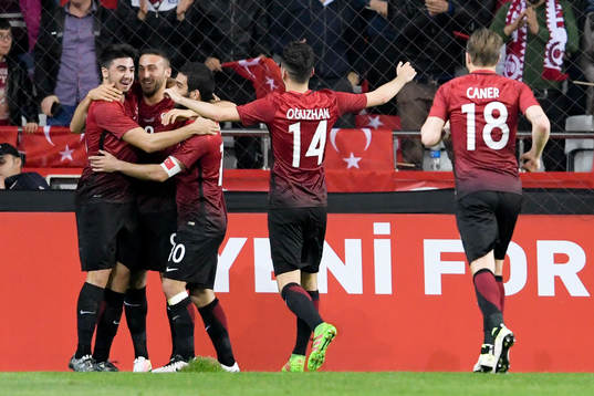 Turkiets Cenk Tosun jublar med lagkamraterna efter 1-0
