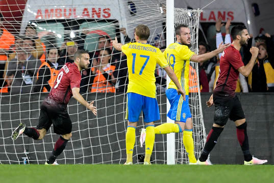 Turkiets Cenk Tosun jublar efter 2-1