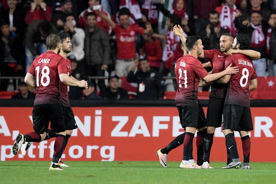 Turkiets Cenk Tosun jublar med lagkamraterna efter 2-1