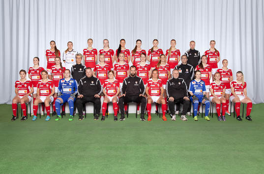 Lagbild för Holmalund den 24 mars 2016 i Alingsås. Bakre ledet fr. v. Hanna Rasmusson, Amanda Olsson, Sofia Andersson, Sofia Olsson, Sandra Augustsson, Ronia Gustavsson, Beatrice Persson, Amalia Arvidsson, Robert Sjökvist (Assisterande Tränare), Nicole Fallqvist. Mittenledet fr. v. Anna Scavo, Olivia Sultan, Inger Stenseke (Ledare), Emelie Johansson, Sara Svensson, Anna Furberg, Alice Eliasson, Robert Preissler, Moa Helgesson, Caroline Berling. Sittande fr. v. Emilia Hafström, Katarina ölvebo, Moa Edrud, Tomas Fallqvist (Lagledare), Antonia Ferm Sandberg, Mikael Prodér (Huvudtränare), Jessica Julin, Roger Hansson (Material), Julia Emanuelsson, Heather Williams, Lisa Johansson.