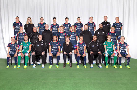 Lagbild för Linköping den 24 mars 2016 i Linköping. Bakre ledet fr. v. Emma Lennartsson, Olivia Dahlman (Sjukgymnast), Jonna Andersson, Claudia Neto, Renee Slegers, Jessica Samuelsson, Kristine Minde, Fredrik Viklund (Målvaktstränare), Pernilla Harder. Mittenledet fr. v. Stina Blackstenius, Rolf Loben Gustafsson (Lagledare), Håkan Gauffin (Läkare), Janni Arnth, Fridolina Rolfö, Johan Linden (Sjukgymnast), Joakim Karlsson (Materialförvaltare), Marianne Gajhede Knudsen. Sittande fr. v. Vera Diatel, Matilda Haglund, Anders Jacobson (Assisterande tränare), Magdalena Ericsson, Maria Hagström (Klubbdiriktör), Tove Almqvist, Martin Sjögren (Huvudtränare), Cajsa Andersson, Emilia Larsson.