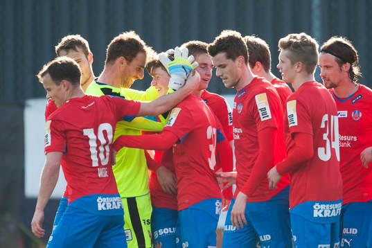Helsingborgs målvakt Tome Chencinski jublar med Max Svensson efter 1-0 målet