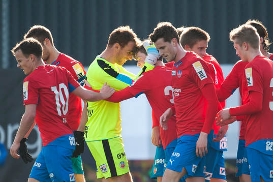 Helsingborgs målvakt Tome Chencinski jublar med Max Svensson efter 1-0 målet