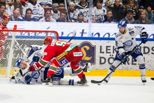 Leksands Daniel Bertov tacklas av Modos Byron Ritchie