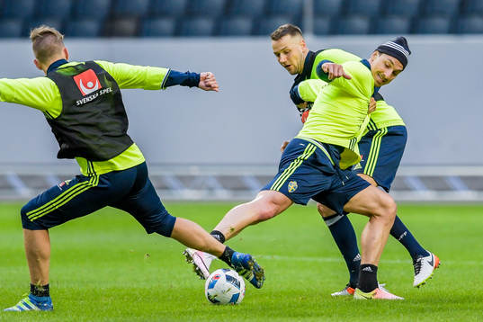 Zlatan Ibrahimovic i en duell med Pontus Wernbloom och Alexander Milosevic