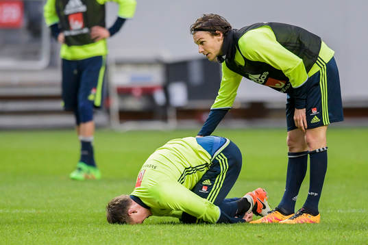 Albin Ekdal tillsammans med Kim Källström som har ont efter en situation med Pontus Wernbloom, ej i bild,