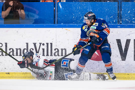 Linköpings Sebastian Karlsson faller