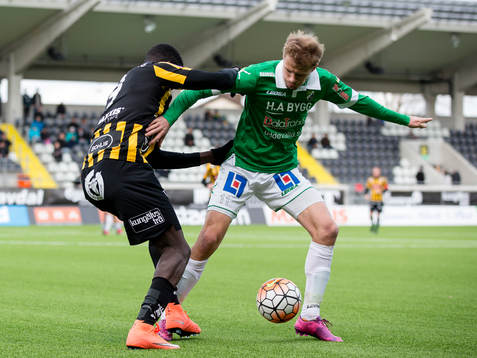 Häckens Joel Mumbongo i kamp med Ljungskiles Jakob Olsson