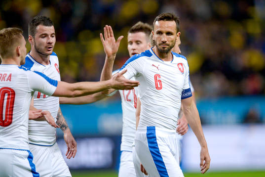 Tjeckiens Tomas Sivok jublar efter 1-1 av Matej Vydra