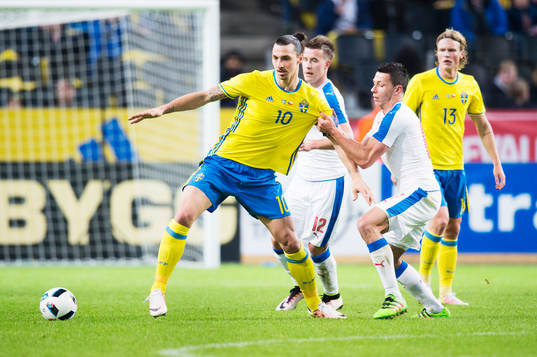 Sveriges Zlatan Ibrahimovic i duell med Tjeckiens Marek Suchy