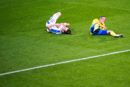 Tjeckien  Josef Sural och Sveriges Martin Olsson har ont efter en hörna