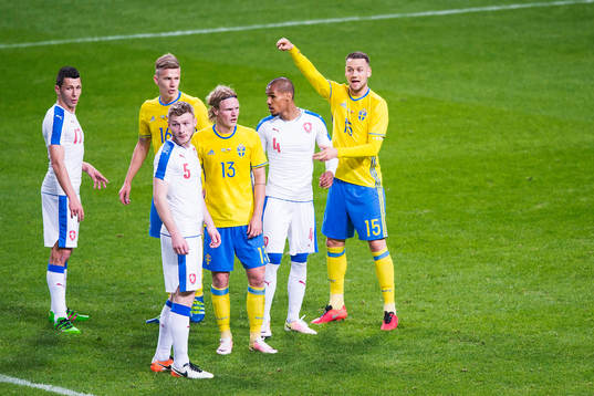 Sveriges Alexander Milosevic styr upp en hörna, med på bild Pontus Wernbloom och Oscar Hiljemark