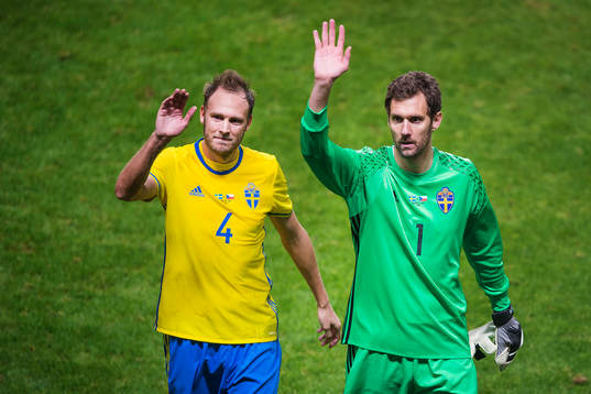 Sveriges Andreas Granqvist och målvakt Andreas Isaksson tackar publiken