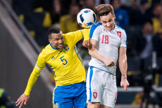 Sveriges Martin Olsson i kamp om bollen med Tjeckiens Josef Sural