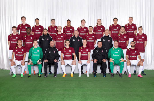Lagbild för Qviding den 29 mars 2016 i Göteborg. Bakre ledet fr. v. Linus Olsson, Arvin Shojaee, Meriton Qoraj, Malik Koné, William Kenndal, Arvid Bergman-Lövborg, Jesper Jörnvik, Anton Olsson. Mittenledet fr. v. Robin Carlsson, Bryan Johansson, Johan Svensson (Ass.tränare), Gustav Kadura, Åke Ahlberg(Materialare), Besim Alimi, Kalle Olsson(Ass.tränare), Oliver Stanisic, Robin Örtendahl. Sittande fr. v. Joakim Olausson, Teodor Fox Söderberg, Anders Dovblad (Huvudtränare), Anders Alö, Rickard Hansson, Stephan Engström (Huvudtränare), Rasmus Iversen, Anjur Osmanovic.