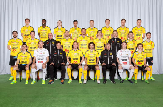 Lagbild för Mjällby den 30 mars 2016 i Hällevik. Bakre ledet fr. v. Jens Sjöström, Theo Ola, Rasmus Persson, Fabian Gustafsson, Joel wedenell, Andre Sjärnstrand, Kevin Carlsson, Hannes Andersson. Mittenledet fr. v. Sandro Nalic, Daniel Nilsson, Ronny Ryberg (Lagledare), Adam Larsson, Albert Ejupi, Andre Reinholdsson, Kaj Robertsson (Fysioterapeut), Joel Nilsson, Edis Agelius. Sittande fr. v. Jesper Gustavsson, Hampus Strömgren, Mattias Asper (Ass.Tränare), Marcus Ekenberg, William Leandersson, Patrik Rosengren (Huvudtränare), Philip Olsson, Axel Rydèn.