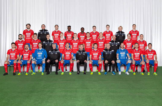 Lagbild för Öster den 31 mars 2016 i Växjö. Bakre ledet fr. v. Mehmed Hafizovic, Christer Andersson (Materialförvaltare), Robin Östlind, Richard Donkor, Isaac Shaze, Jonathan Stolth, Johan Hjalmarsson, Lena Ravelli (Sjukgymnast), Fritiof Björkén. Mittenledet fr. v. Matteo Blomqvist Zampi, Björn Berglund, Anna Frisk (Fysioterapeut), Daniel Ask, Filip Stenmark, Tom Stahre, Filip Örnblom, Hans Anderzon (Målvaktstränare), Robin Strömberg, Jonathan Drott. Sittande fr. v. Elmin Nurkic, Josef Elvby, Malkolm Nilsson, Kalle Björklund (Ass tränare), Mario Vasilj, Thomas Askebrand (Tränare), Karl-Johan Lindblad, Thomas Frisk (Lagledare), Rasmus Rydén, Denis Velic, Freddy Söderberg.