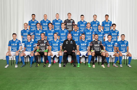 Lagbild för Norrby den 31 mars 2016 i Borås. Bakre ledet fr. v. Briar Faraj, Krystian Sarzynski, Adam Ståhl, Johan Nilsson, Kadir Hodzic, Kresnik Asllani, Abbas Mohamad. Mittenledet fr. v. Philip Rosberg Apelqvist, Andreas Dahlqvist, Simon Jarl, Nicklas Savolainen, Gzim Istrefi, Kristoffer Strömberg, Kardo Aso Omar, Victor Rotting. Sittande fr. v. Nino Osmanagic, Hampus Gustavsson, Robin Holmer, Marcus Översjö, Simon Eriksson tränare, Medi Dresevic, Mergim Krasniqi, Timmie Roininen, Fehim Smajlovic.