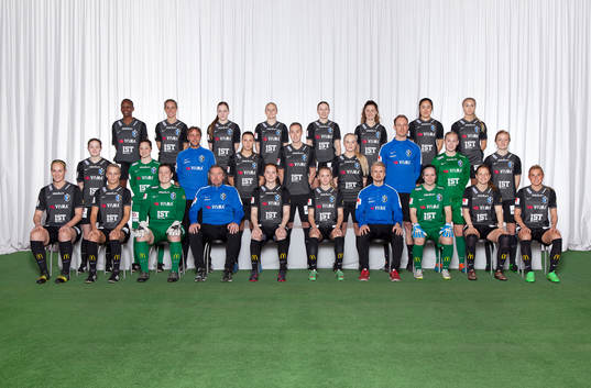 Lagbild för Växjö den 31 mars 2016 i Växjö. Bakre ledet fr. v. Ritah Kivumbi, Elin Håkansson, Sofia Johansson, Emma Andersson, Lova Hansson, Venera Rexhi, Stina Holm, Jonna Ståhl. Mittenledet fr. v. Frida Karlsson, Lisa Elg, Lasse Gustavsson (Mv Trän), Emilia Hjertberg, Mikaela Almgren, Erika Gabielsson, Roger Blom (Fys terap.) Elvira Jönsson, Alexandra Jonasson. Sittande fr. v. Frida Mattsson, Stina Lennartsson, Elin Stern, Pierre Persson (Huvudtränare), Sanna Svensson, Amanda Persson, Pierre Fondin (Ass.Tränare) Jennie Svärd-Husu, Anna Anvegård, Nellie Ohlsson.