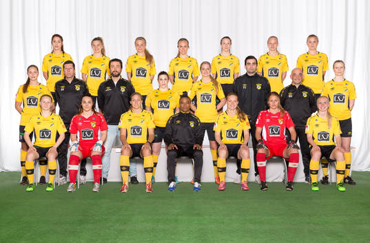 Lagbild för Älta den 31 mars 2016 i Stockholm. Bakre ledet fr. v. Natalie Madsén, Therese Simonsson, Josefin Steger, Christine Värja, Anna Sterner, Astrid Larsson, Madicken Stigberg. Mittenledet fr. v. Ellen Steén, Björne Karlsson (lagledare), Sebastian Ekblom Bak (ass tränare/rehab), Natalia Fuentes, Emma Nilsson, Felipe Vasquez (mv tränare), Mario Gasparetti (materialare/lagledare), Anna Skugge. Sittande fr. v. Lina Malmborg, Konstantina Karakeva, Malin Sandin, Elaine Estrela Lokka (huvudtränare), Elin Ekblom Bak, Petra Kümin, Ellinor Lindbom.