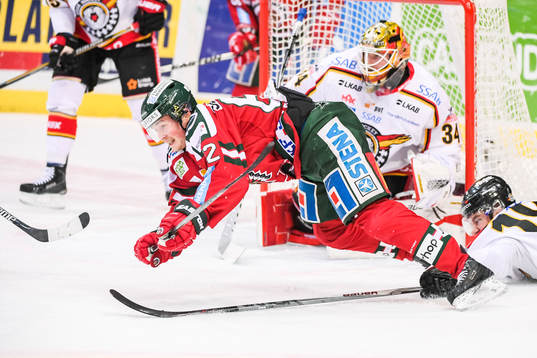 Luleås Jacob Lagace fäller Frölundas Artturi Lehkonen