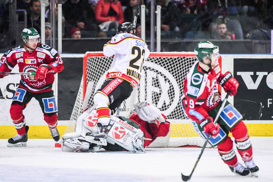 Luleås Lucas Wallmark faller över Frölundas målvakt