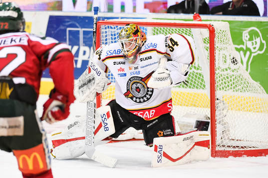 Luleås målvakt Joel Lassinantti släpper in Frölundas