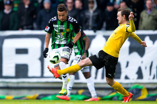 GAIS Malkolm Moenza går förbi Frejs Jakob Glasberg