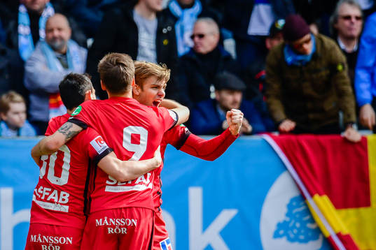 Norrköpings Nikola Tkalcico, Arnor Ingvi Traustason  och Christoffer Nyman jublar efter 0-1