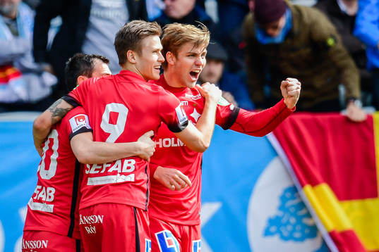 Norrköpings Nikola Tkalcico, Arnor Ingvi Traustason  och Christoffer Nyman jublar efter 0-1