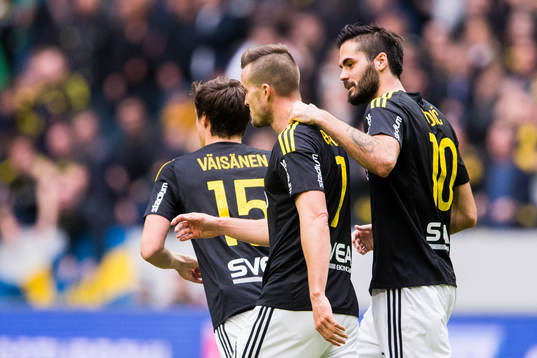 s Fredrik Brustad gör 1-1 och gratuleras av AIK:s Denni Avdic under fotbollsmatchen i Allsvenskan mellan AIK och GIF Sundsvall den 3 april 2016 i Stockholm. 