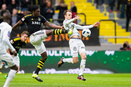 s Dickson Etuhu med en spark som träffar Sundsvalls Lars