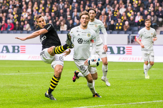 s Fredrik Brustad med ett skott förbi Sundsvalls Dennis