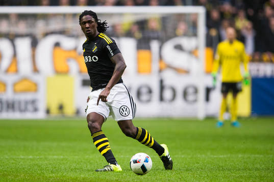 s Dickson Etuhu med bollen