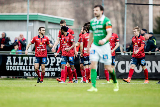Örgrytes George Mourad har gjort 1-1 och jublar med lagkamraterna