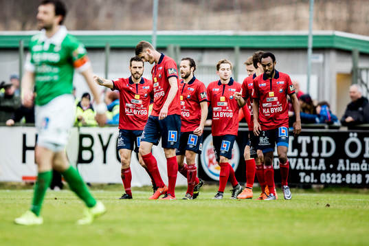 Örgrytes George Mourad har gjort 1-1 och jublar med lagkamraterna