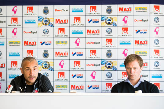 Gefles tränare Roger Sandberg (h) och Helsingborgs manager Henrik Larsson (v) på presskonferensen