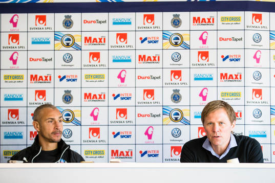 Gefles tränare Roger Sandberg (h) och Helsingborgs manager Henrik Larsson (v) på presskonferensen