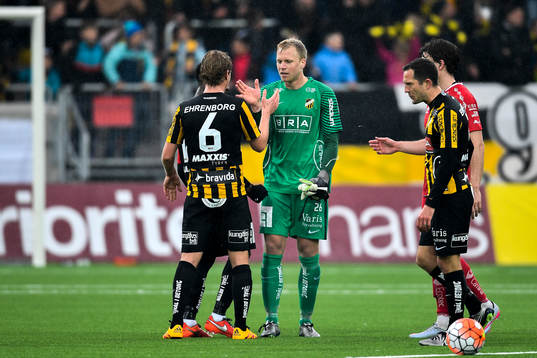 Häckens målvakt Peter Abrahamsson jublar